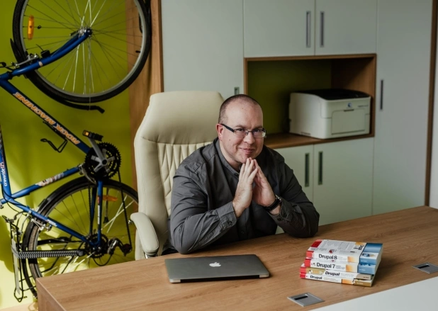 Foto Jan Polzer v kancelari