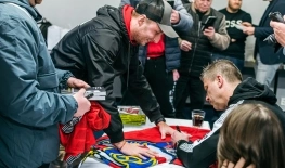 Momentka z autogramiády Milana Pacandy.
